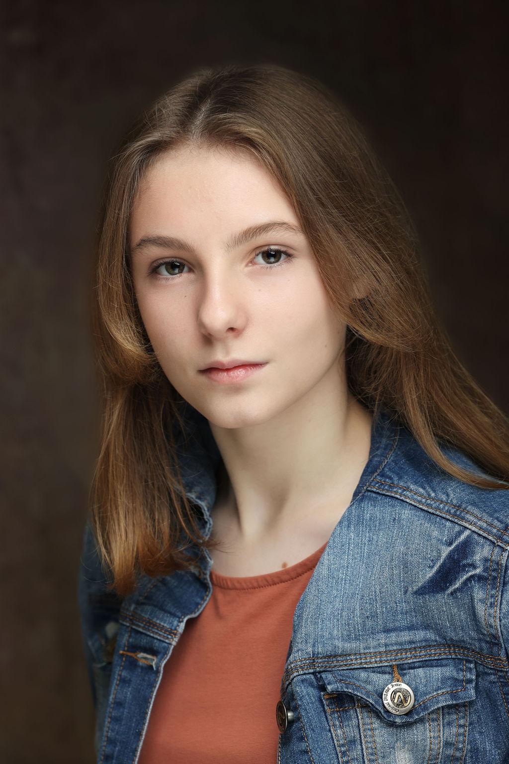 actor Leah McInnes large photo