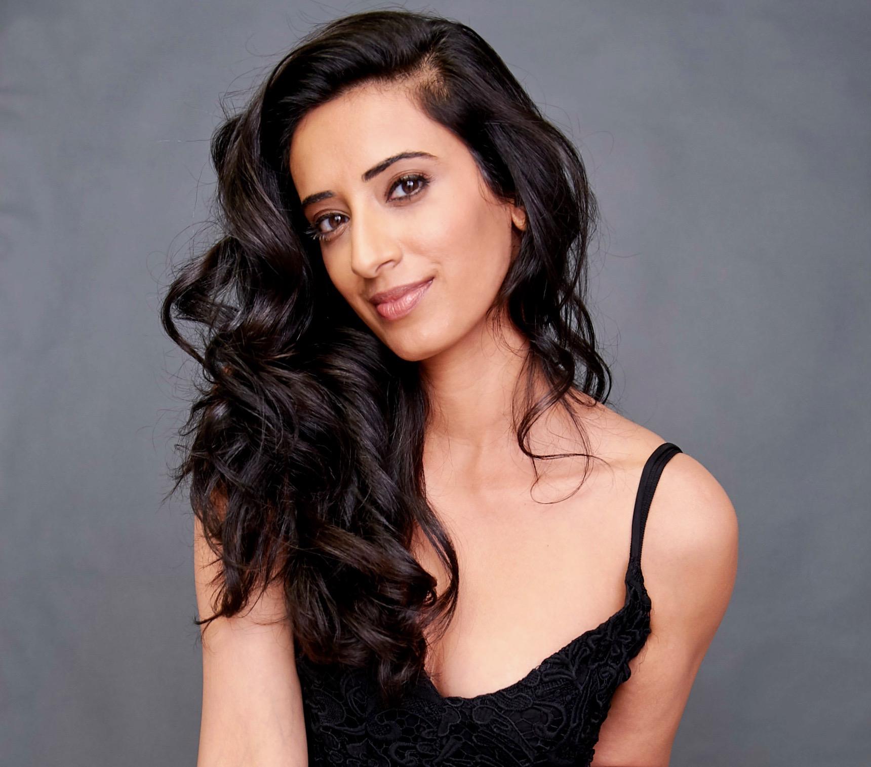 actor Hina X. Khan large photo