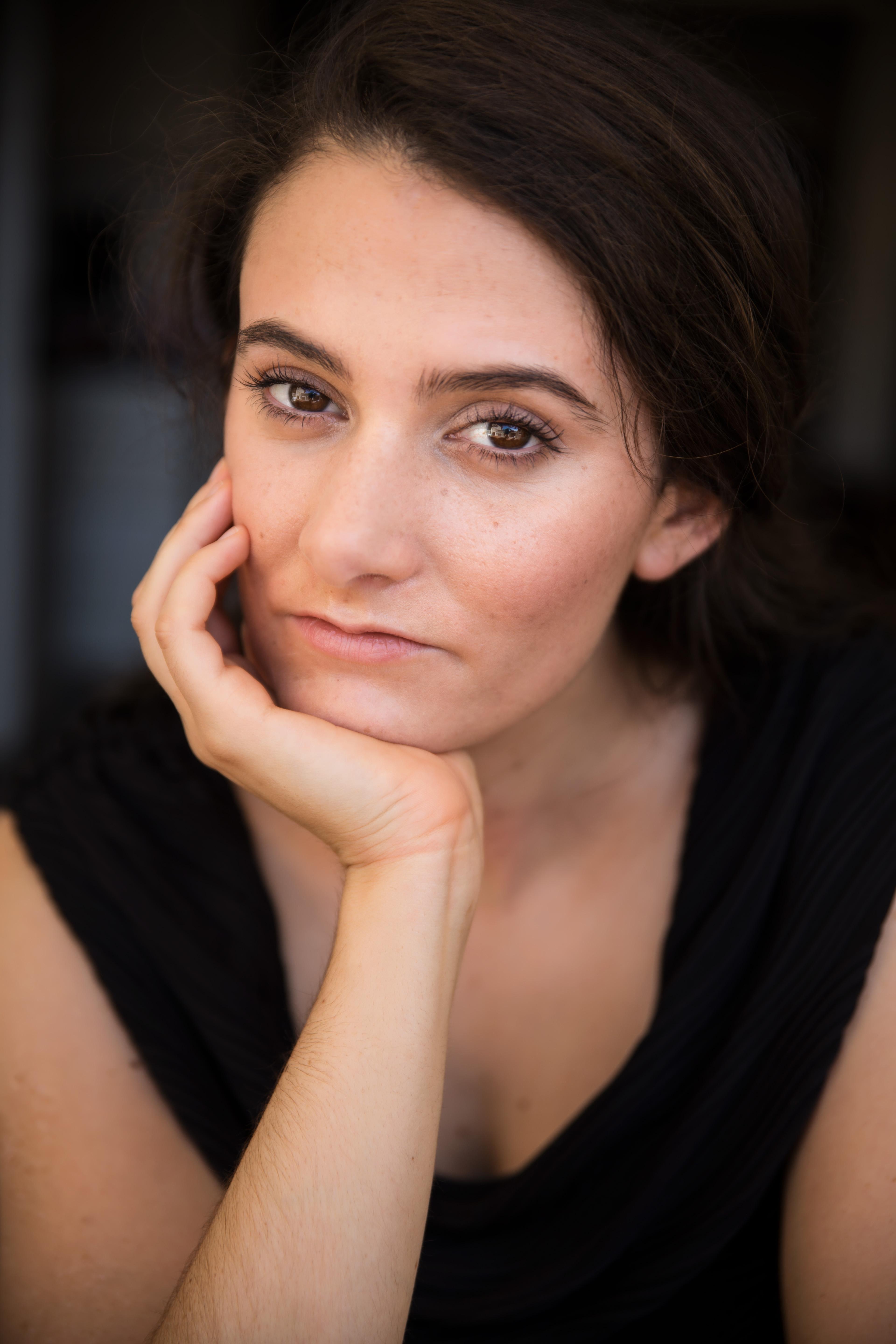 actor Sarah Furnari large photo