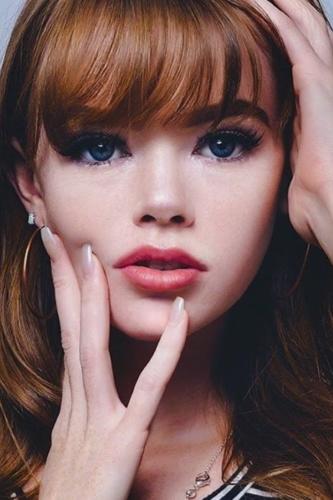 actor Emily Grace Turner large photo