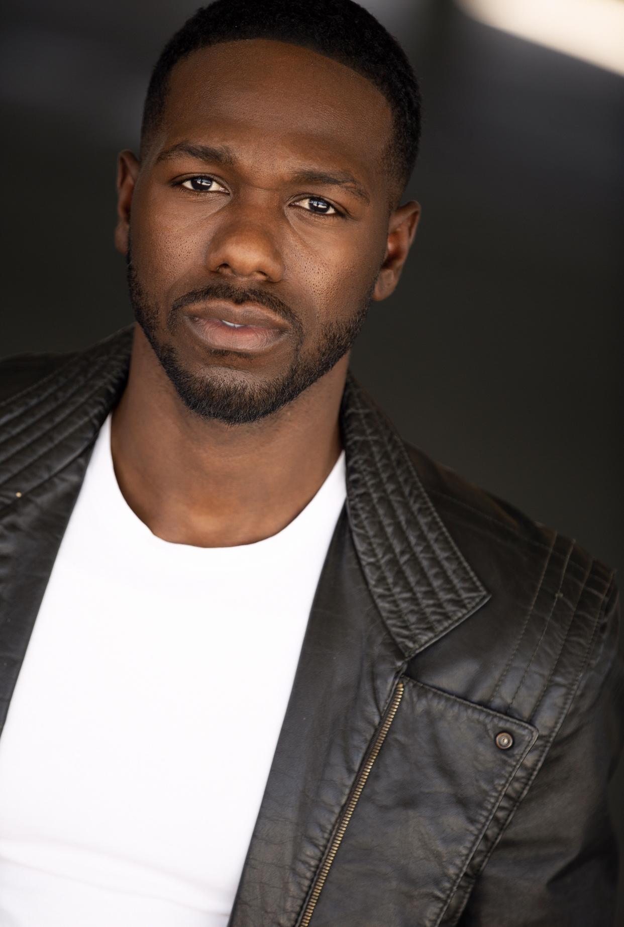 actor Thomas Mackie large photo