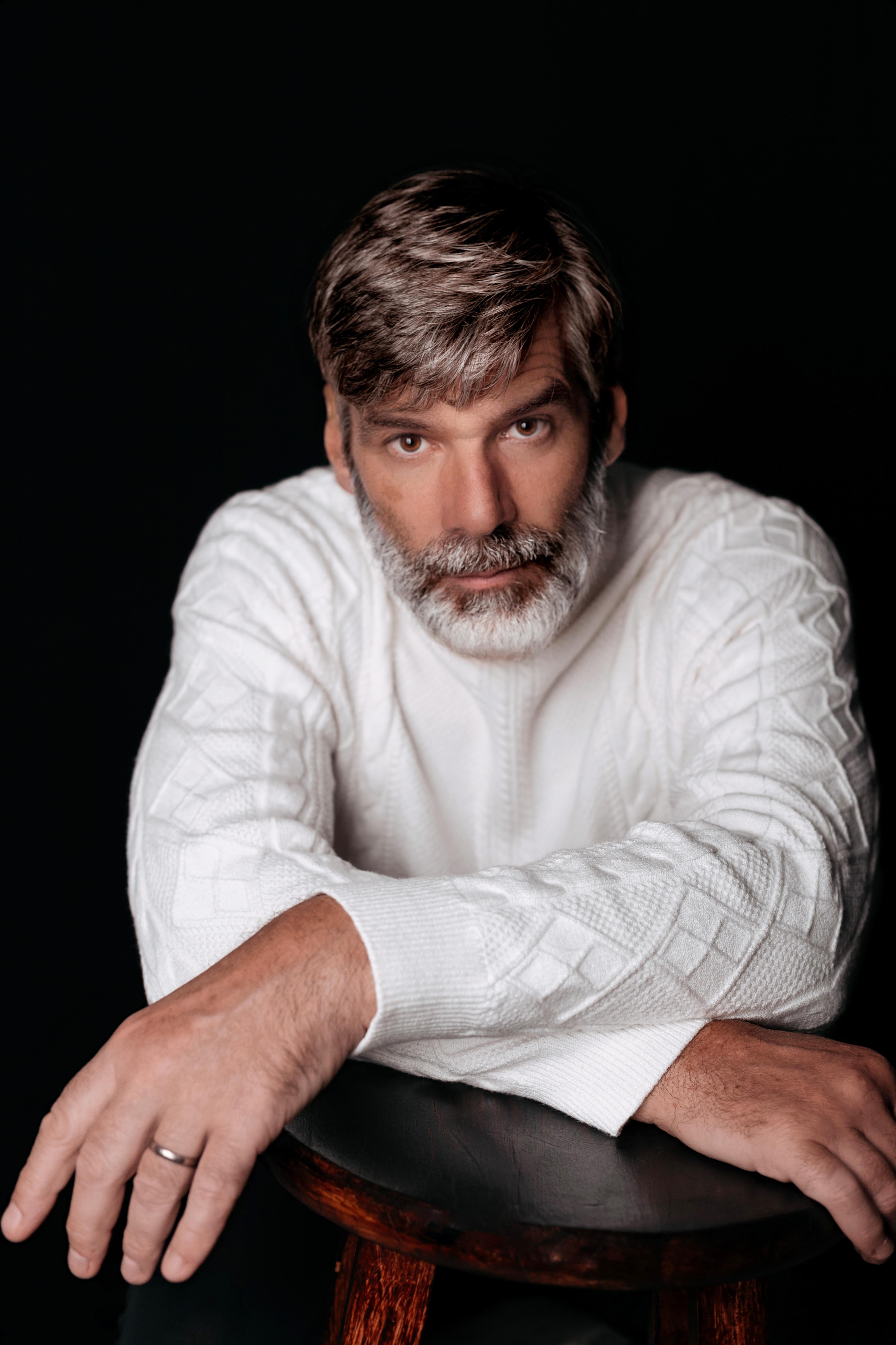 actor Simon Richard Boughey large photo