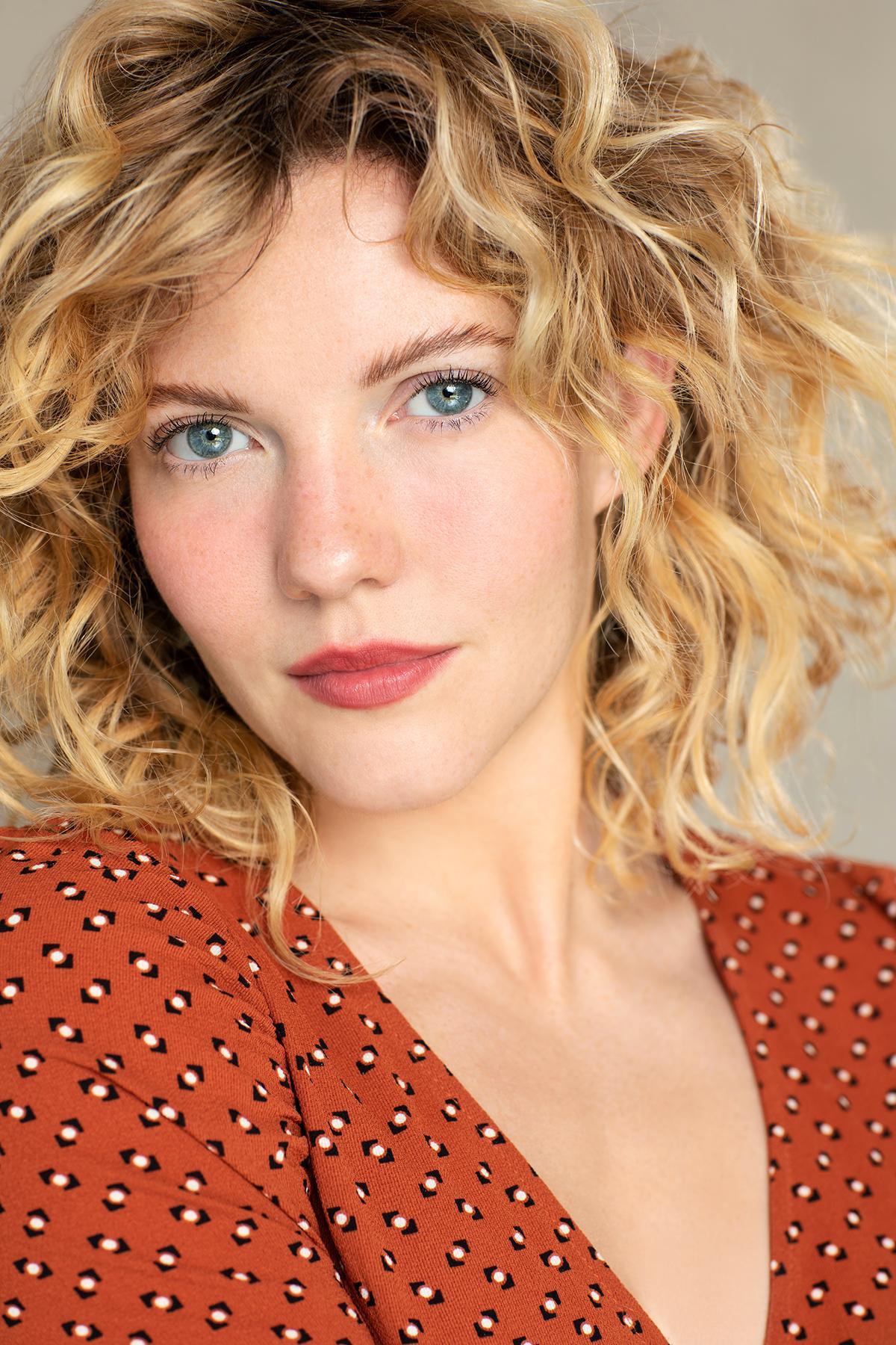 actor Caitlin Hutson large photo