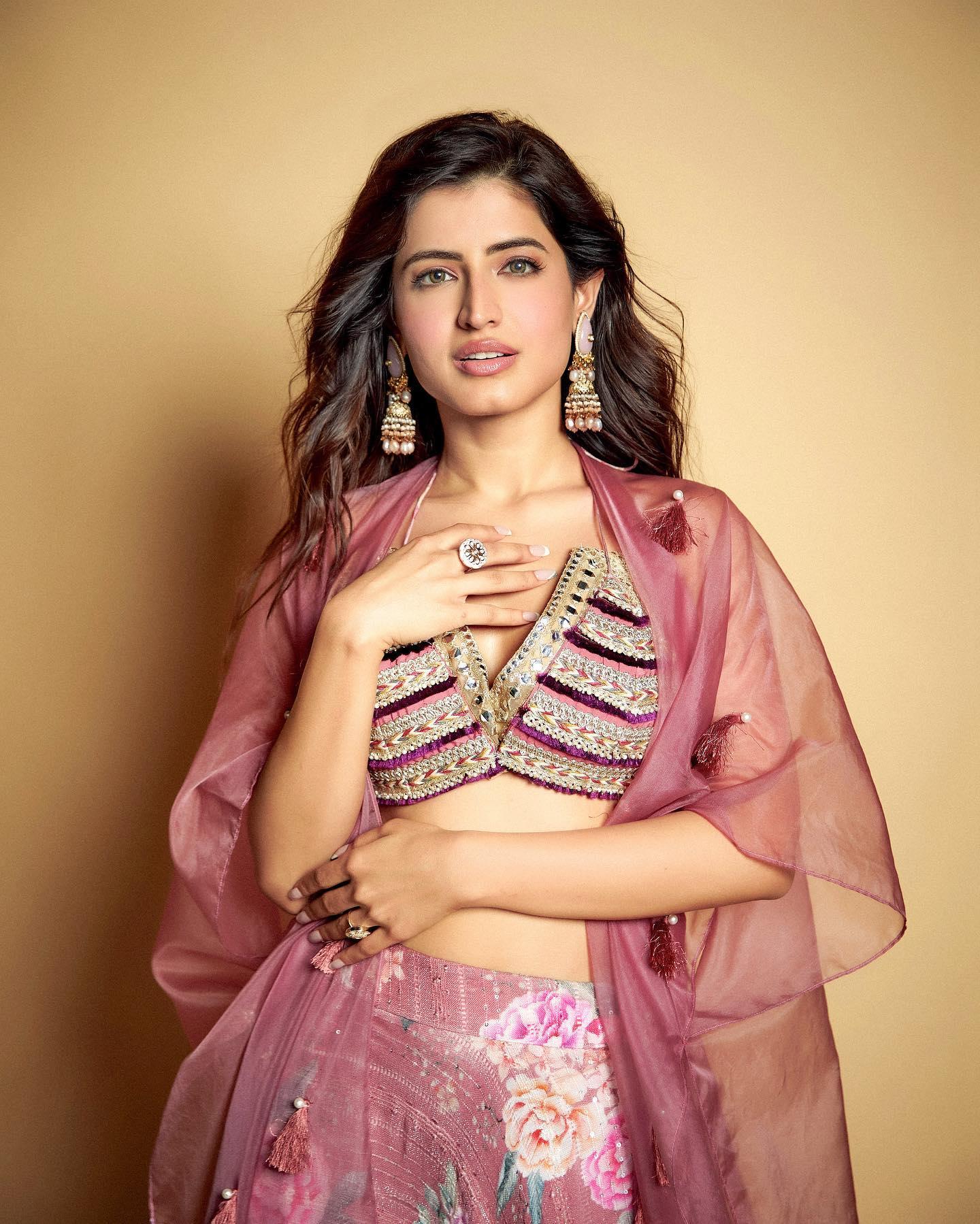 actor Vinali Bhatnagar large photo