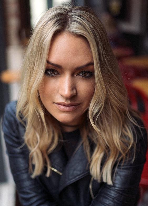 actor Laura Woods large photo