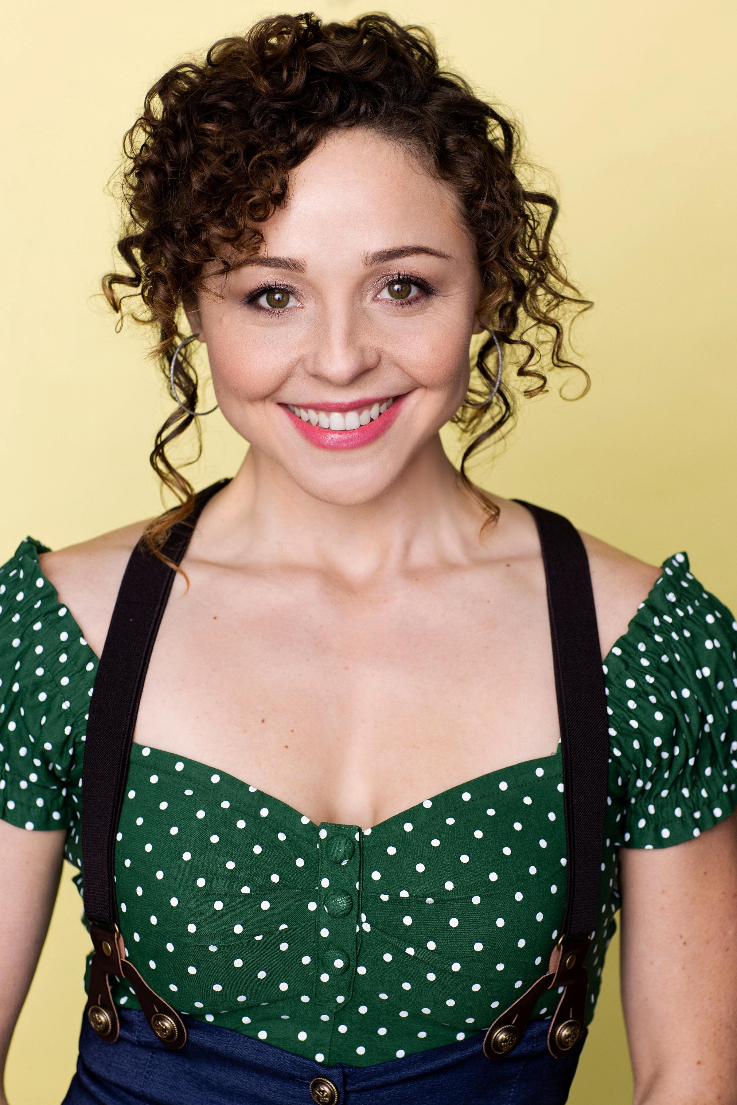 actor Ellie Araiza large photo