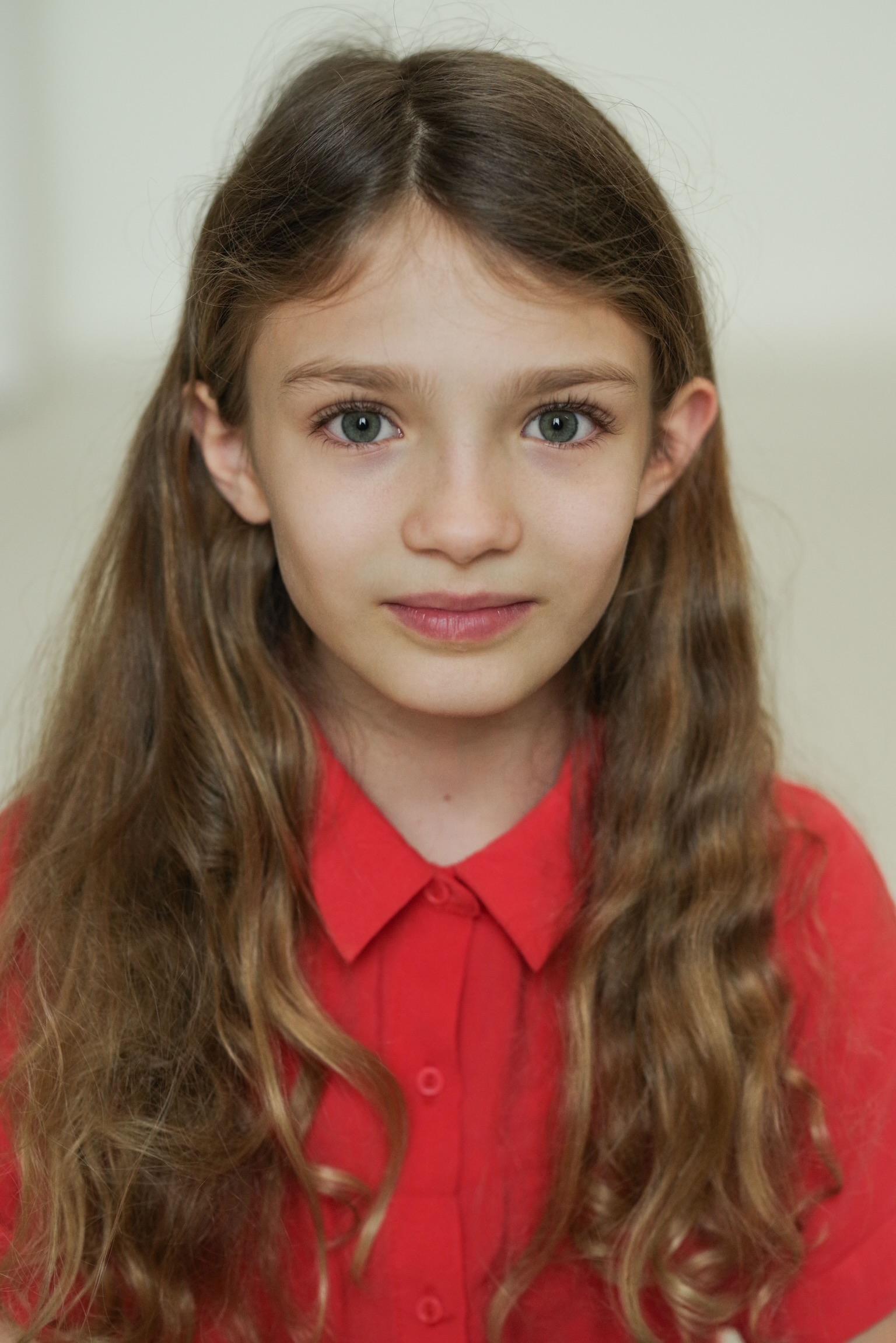 actor Naila Schuberth large photo