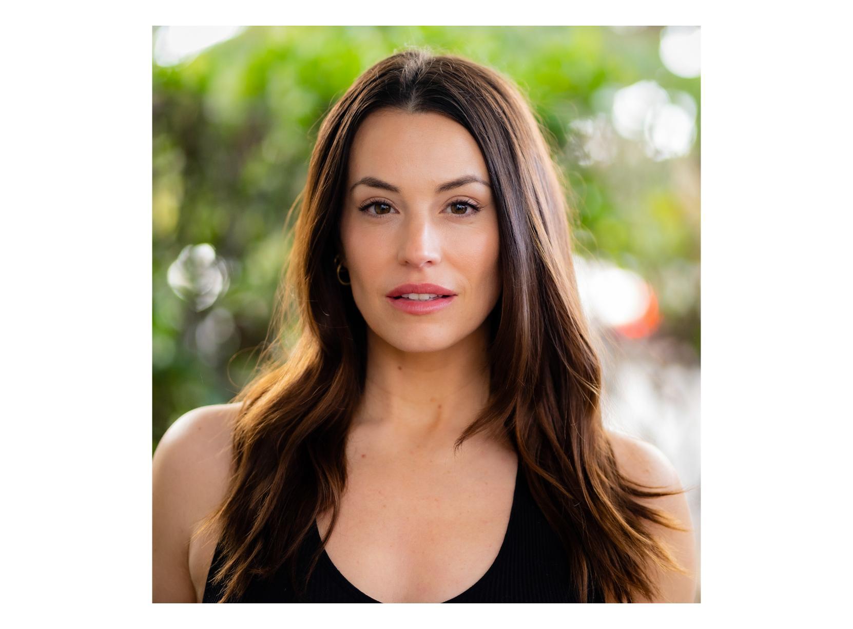 actor Glenda MacInnis large photo