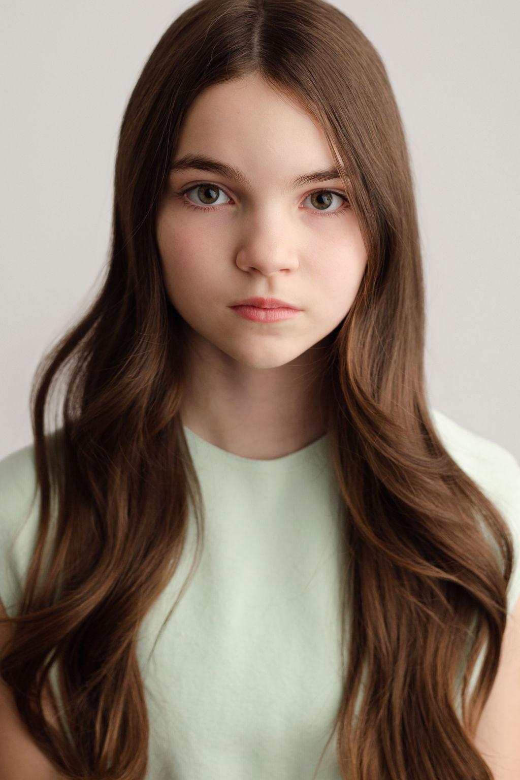 actor Sarah Munn large photo