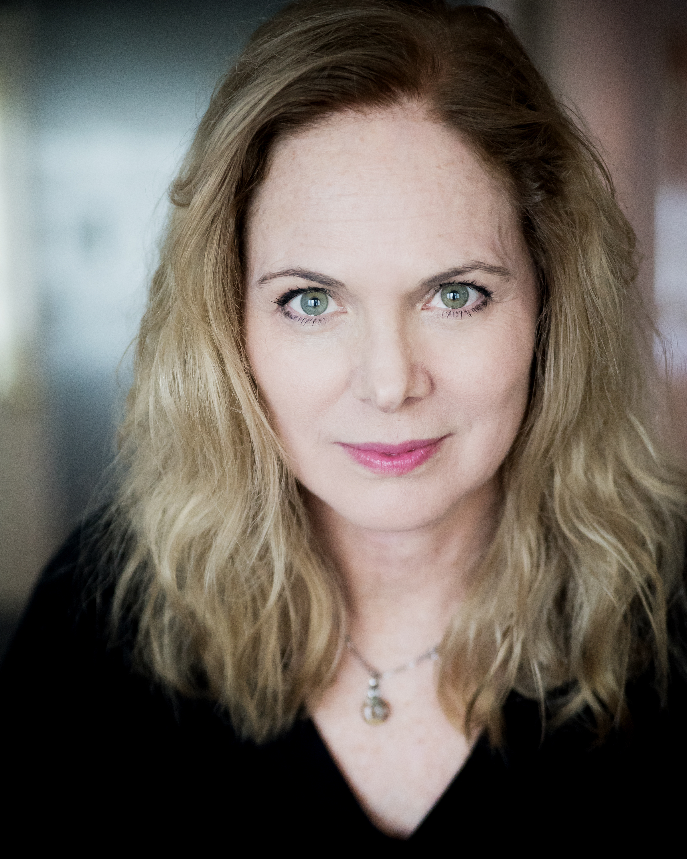 actor Tamara Mercer large photo