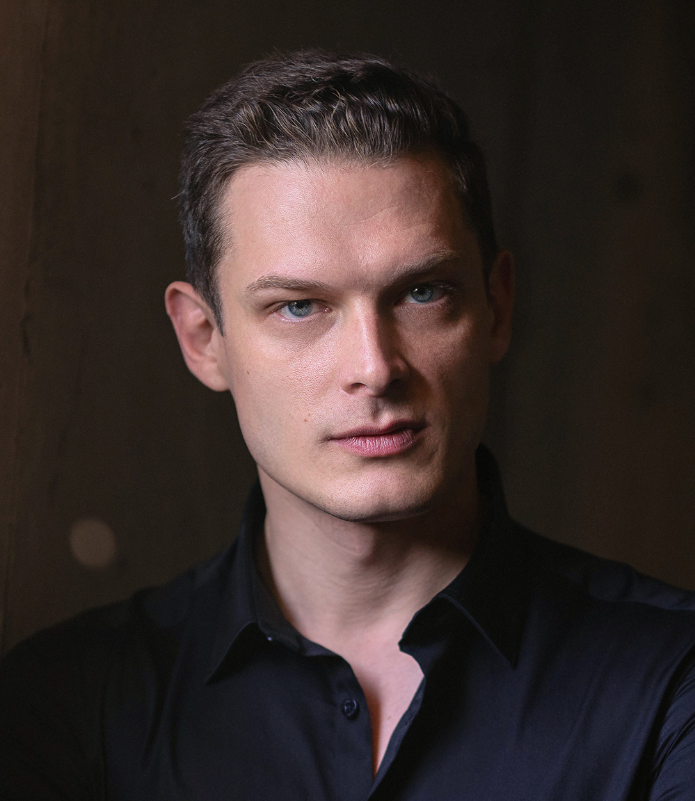 actor Adam Fidusiewicz large photo