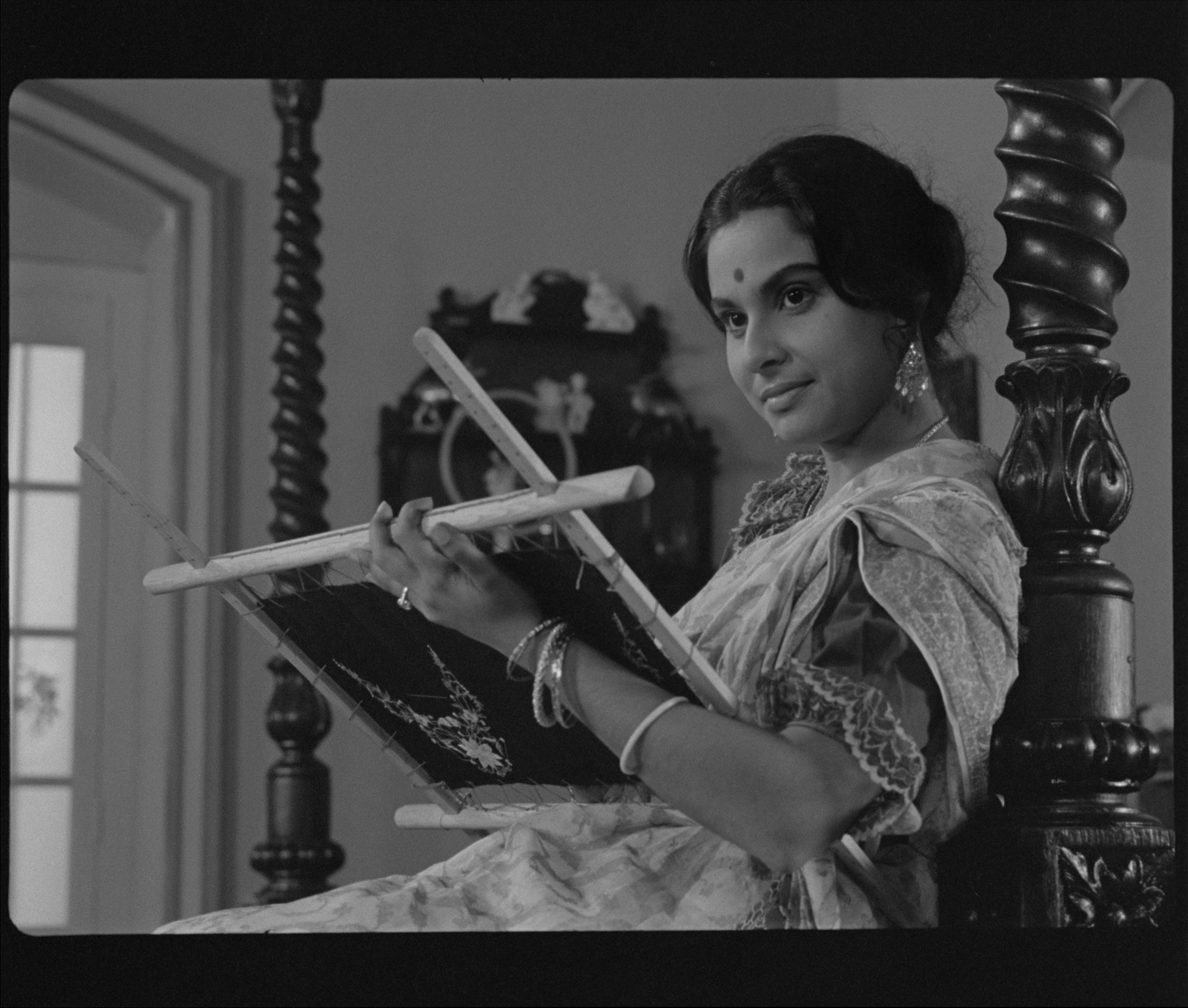 actor Madhavi Mukherjee large photo