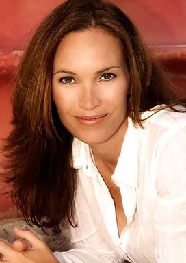 actor Lisa Stothard large photo