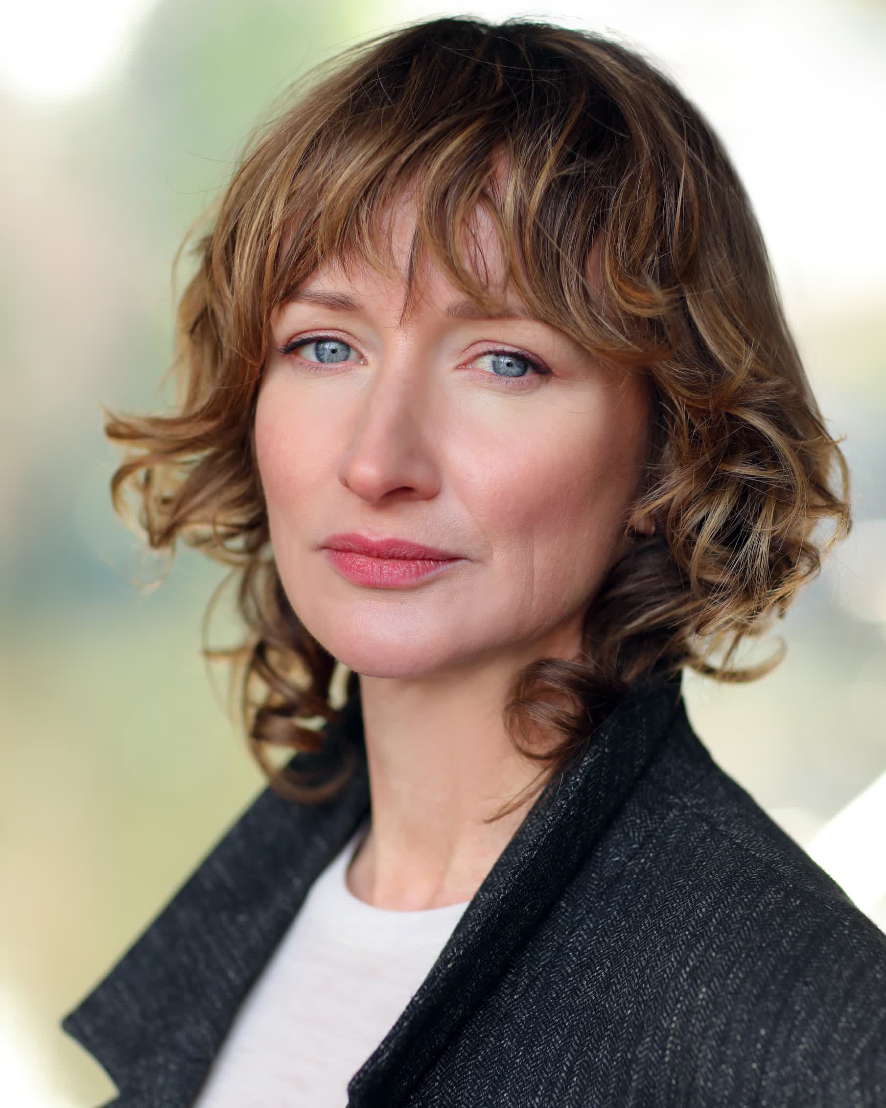 actor Hannah Bourne large photo