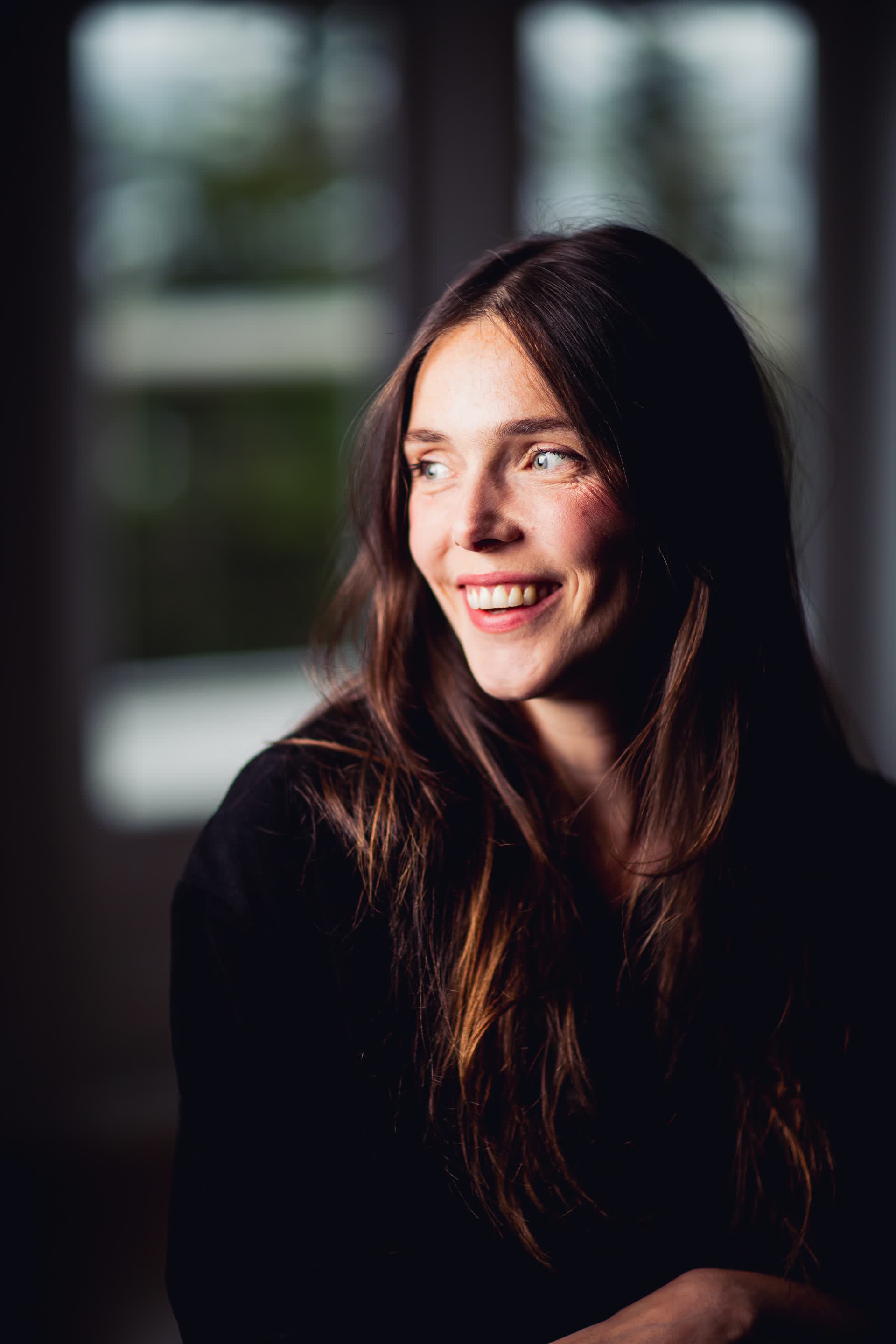 actor Rhiannon Morgan large photo