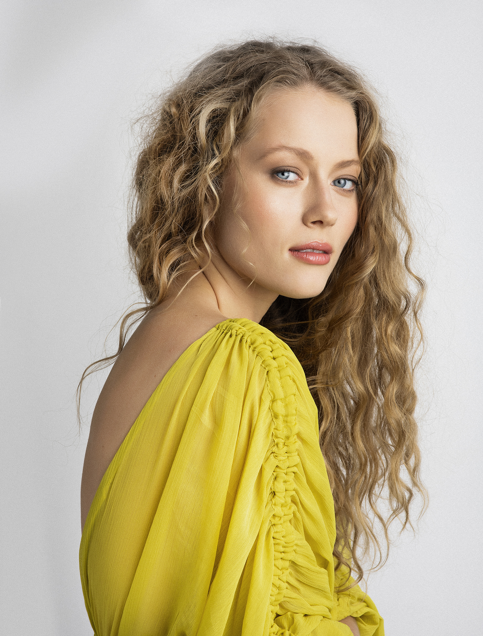 actor Henessi Schmidt large photo