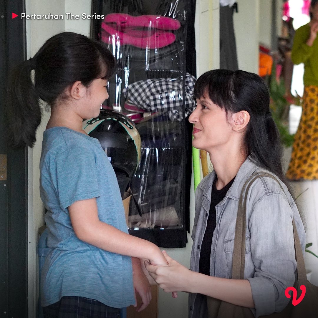 actor Widika Darsih Sidmore large photo