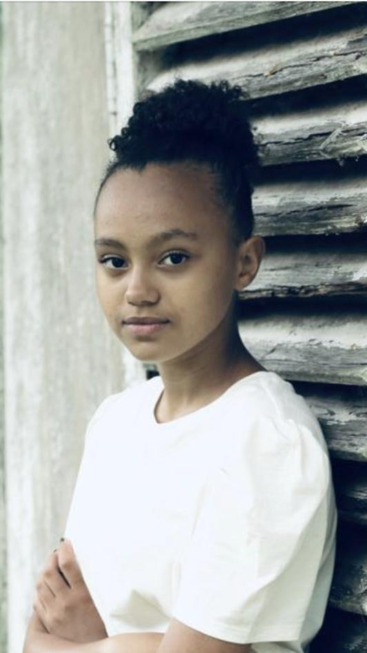 actor India Brown large photo