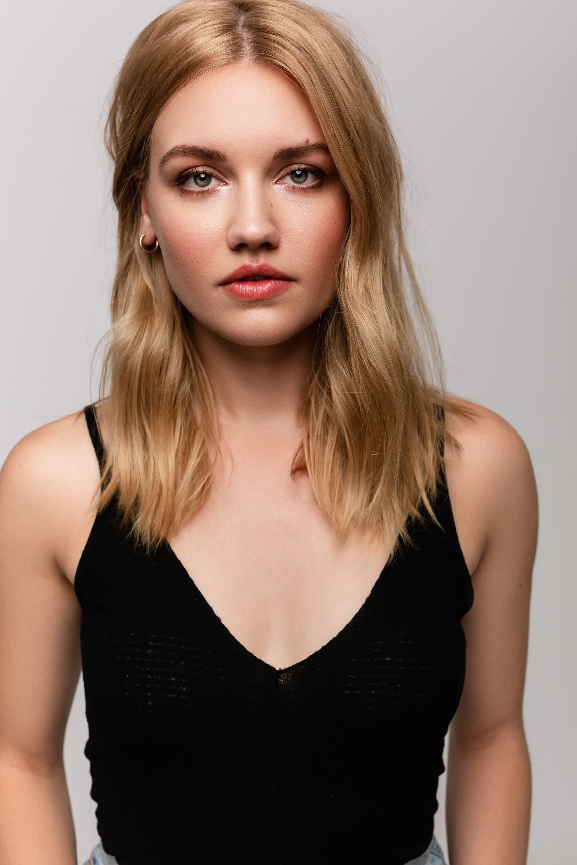 actor Sara Ball large photo