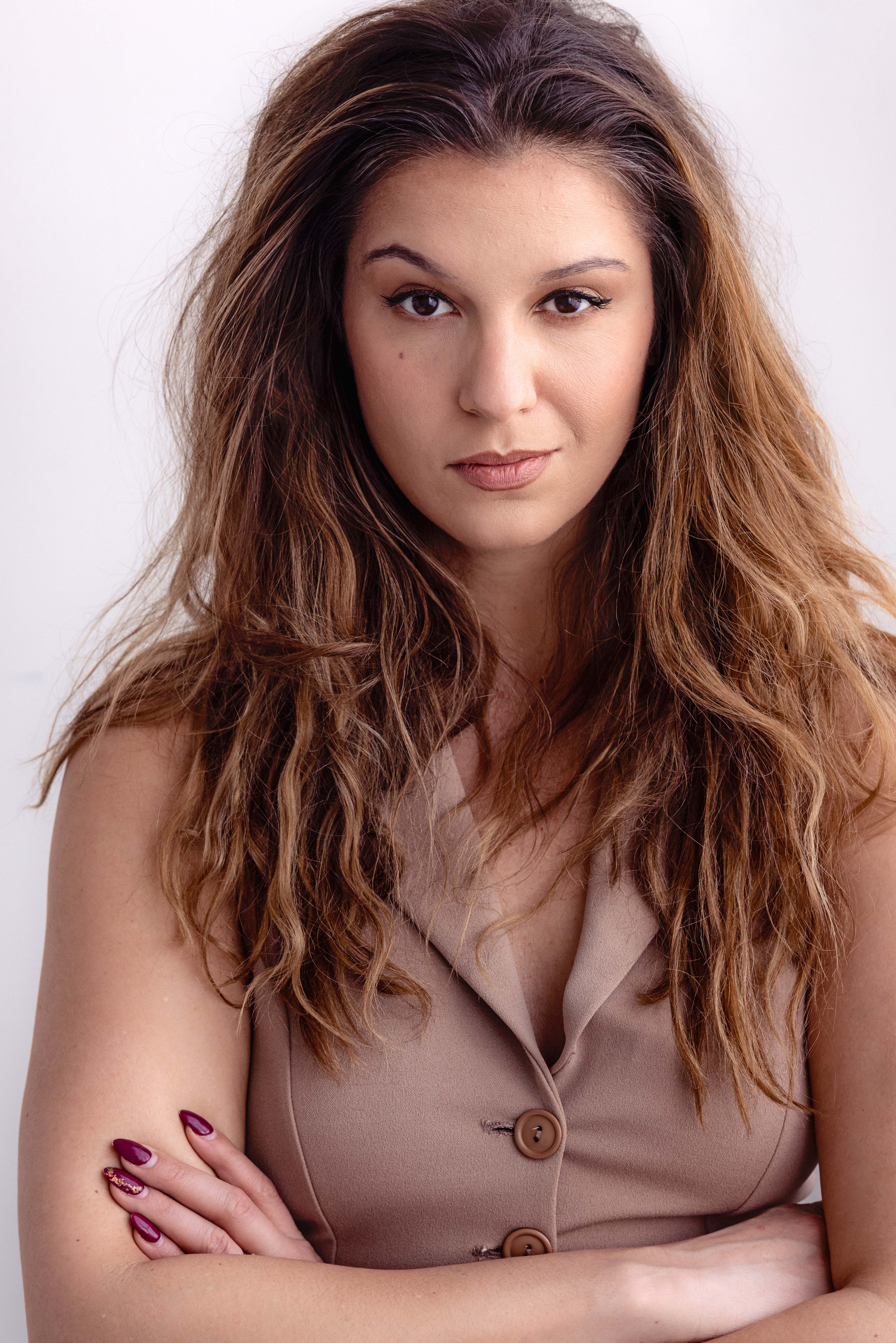 actor Tara Galloway large photo