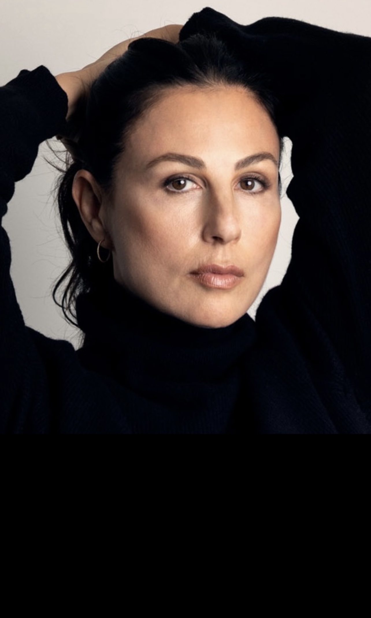 actor Jennifer Sklias-Gahan large photo