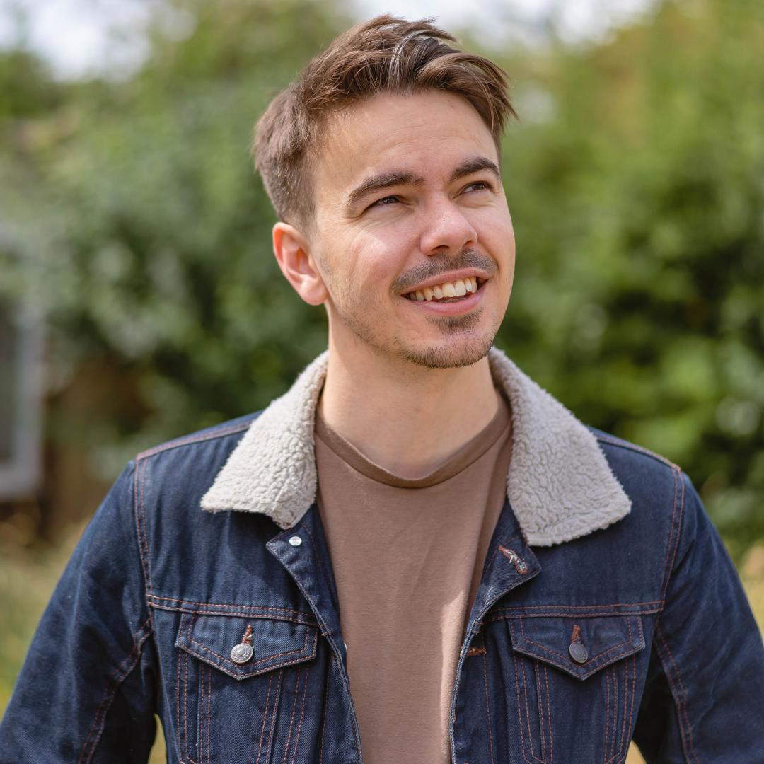 actor Paul Syrstad large photo