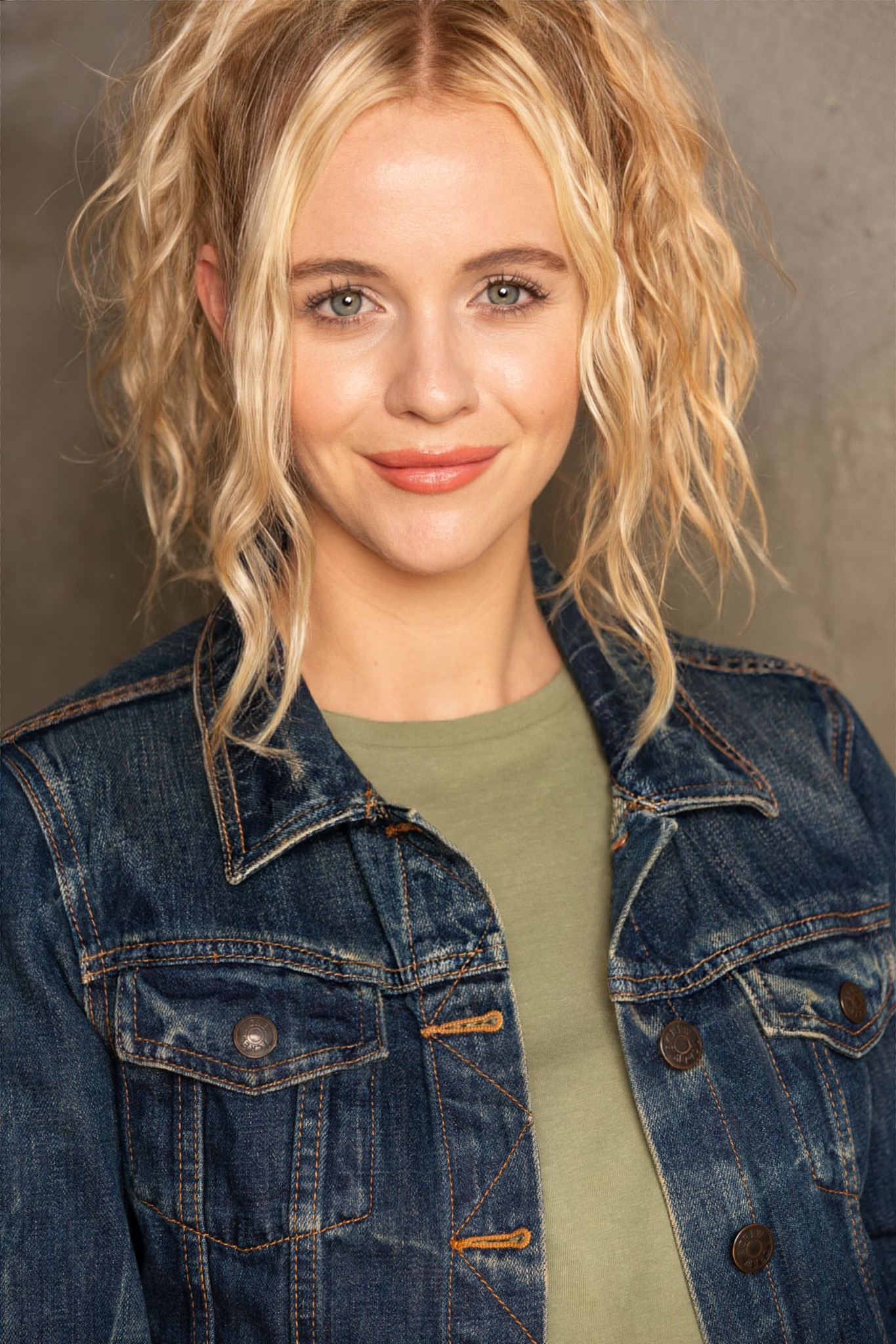 actor Katherine Munroe large photo