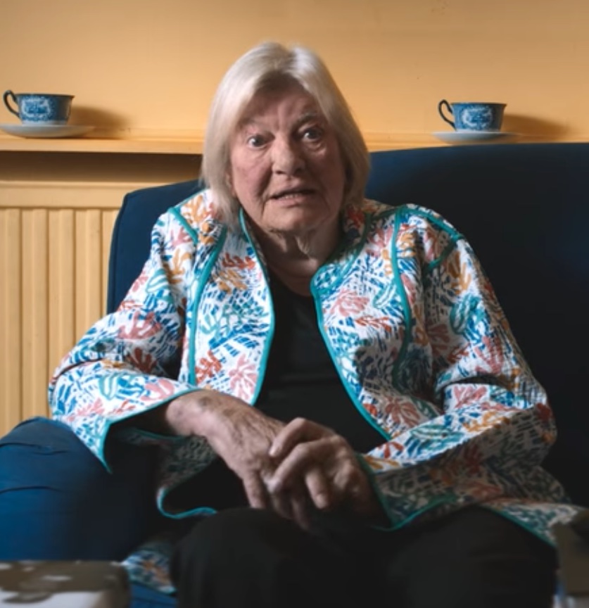 actor Lynn Barber large photo