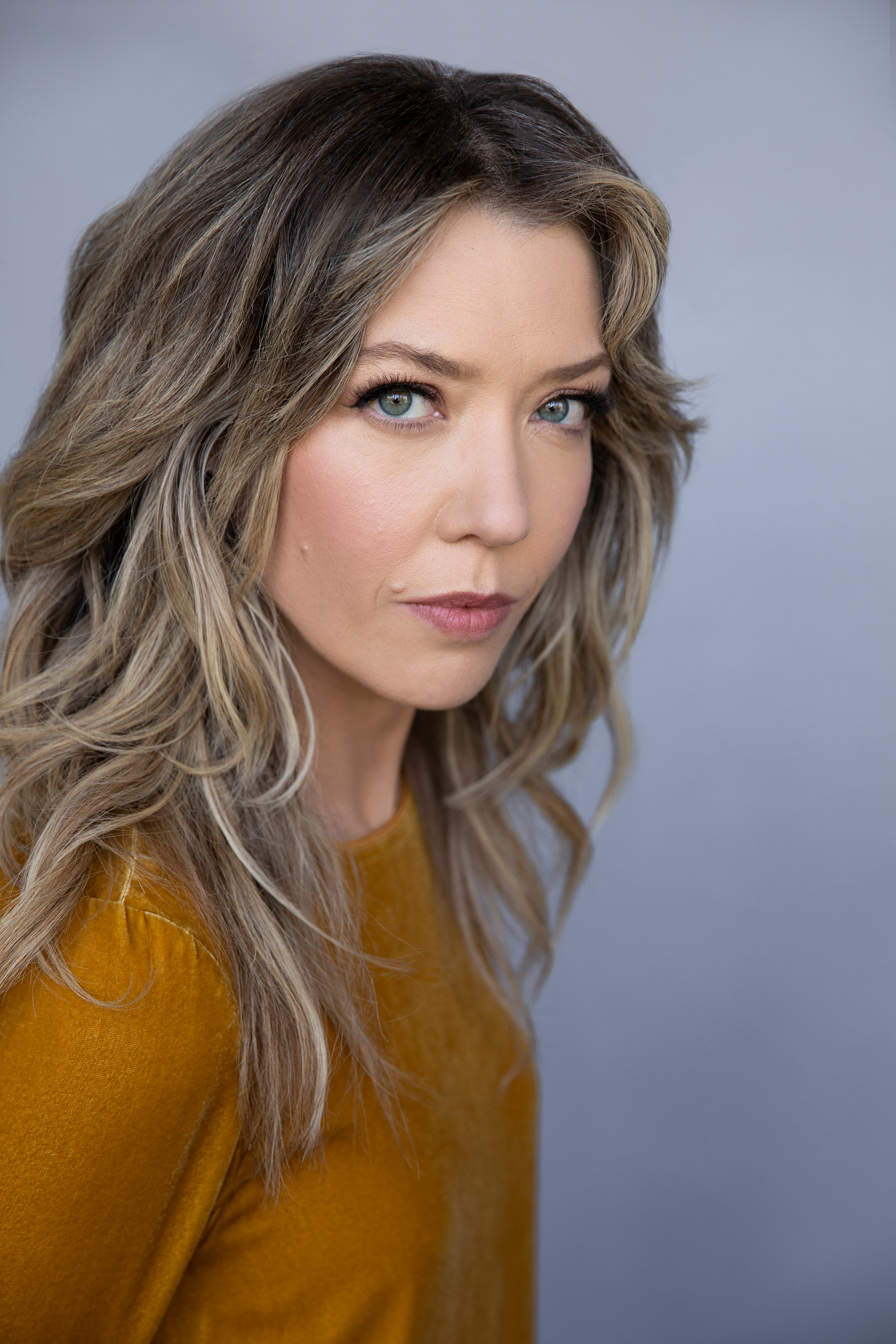 actor Lauren Cook large photo