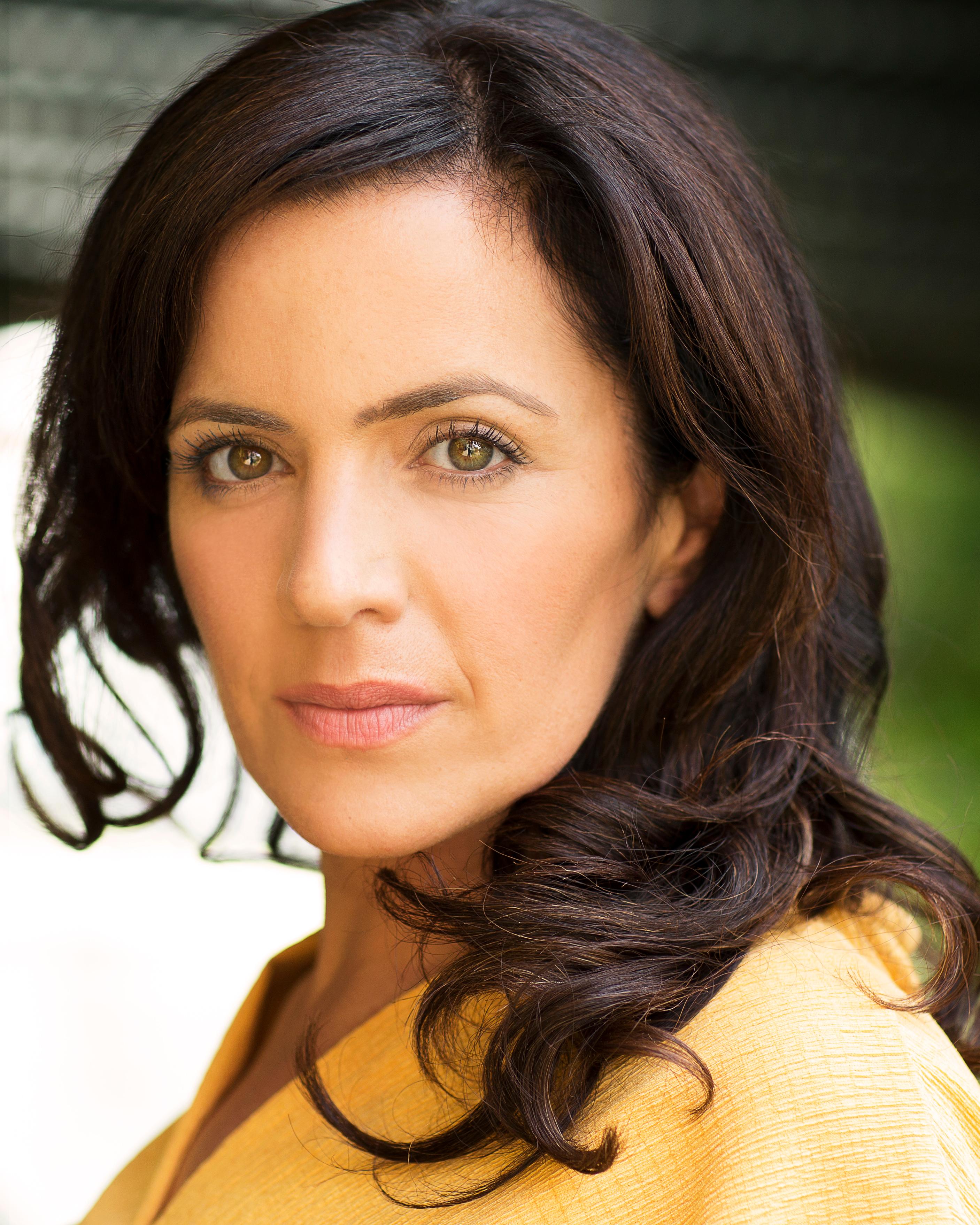 actor Lisa Zahra large photo