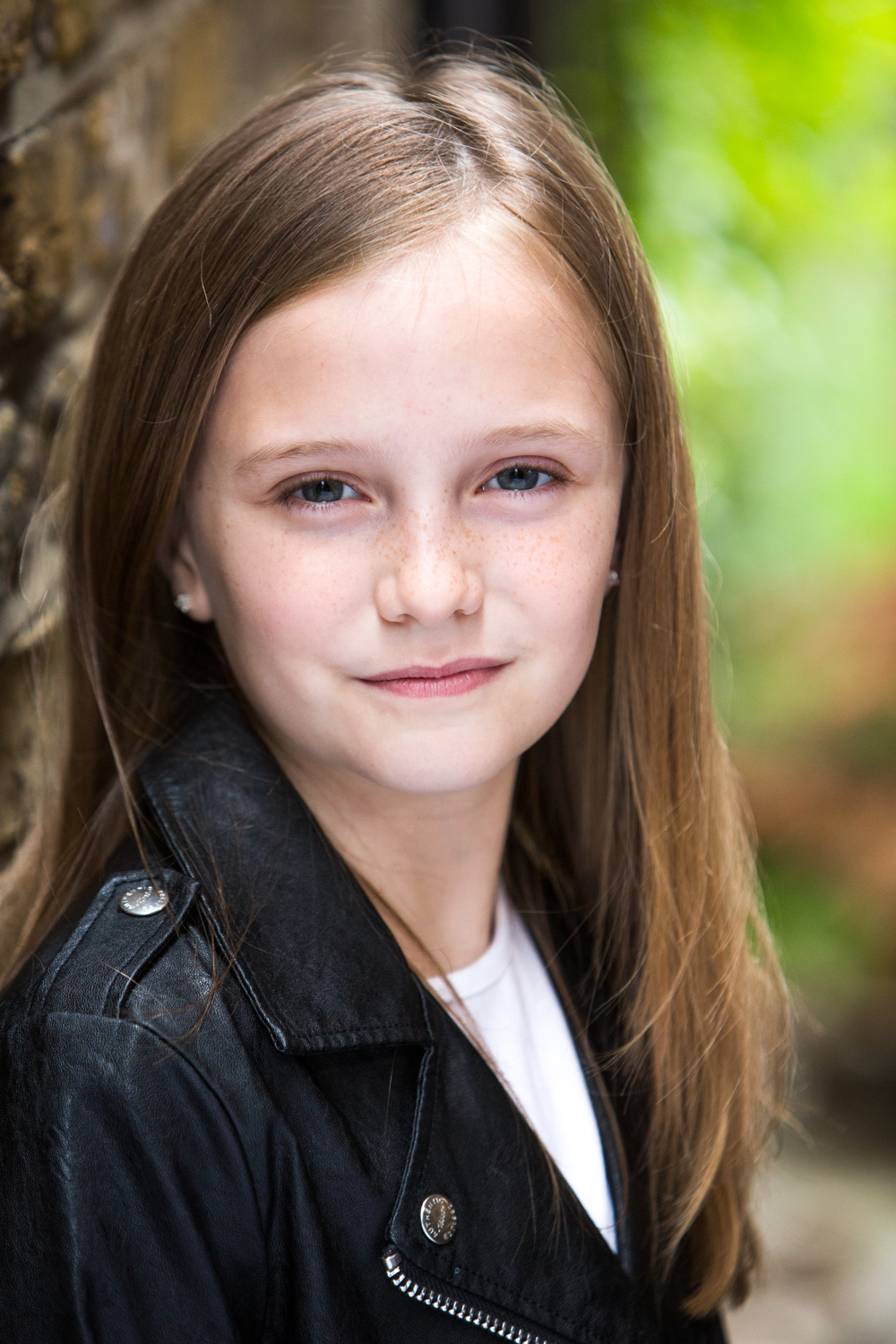 actor Ava Lovell large photo