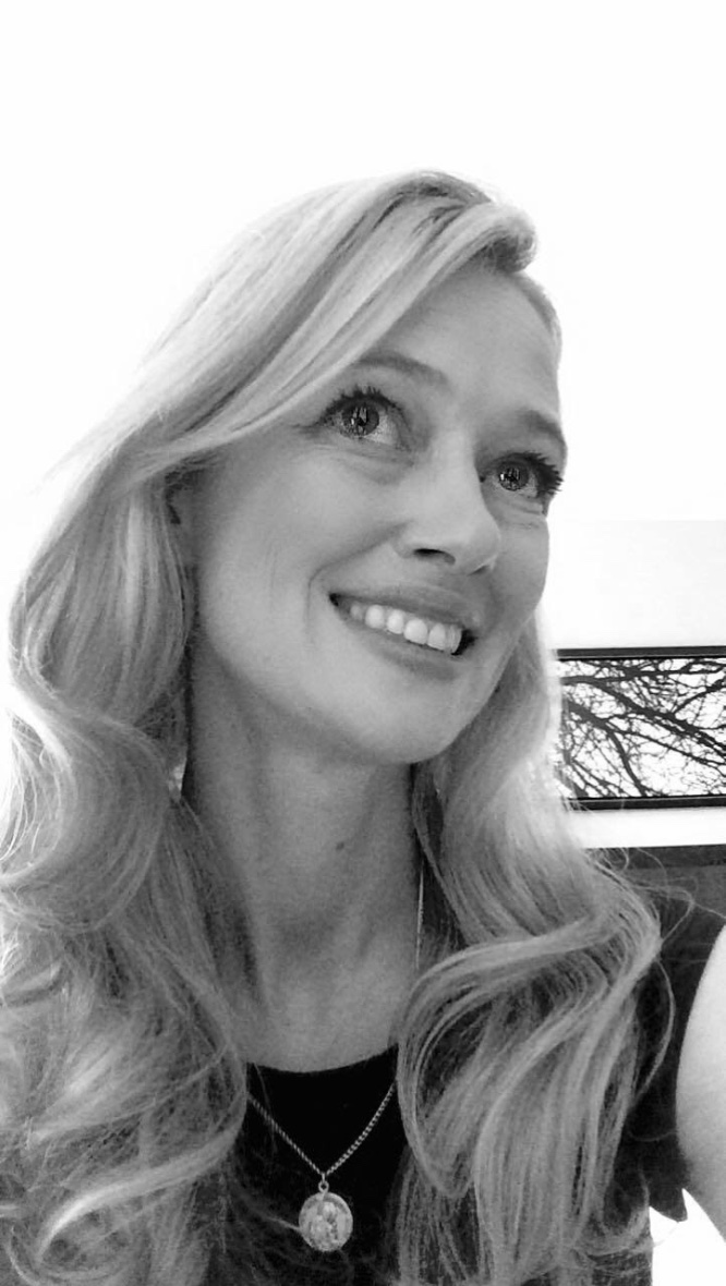 actor Annie Redmond large photo