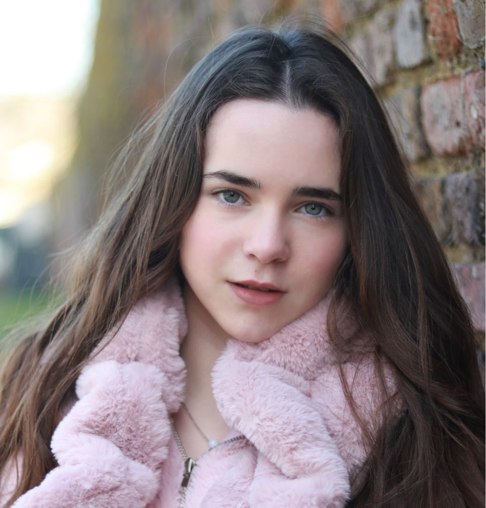 actor Eloise Henwood large photo