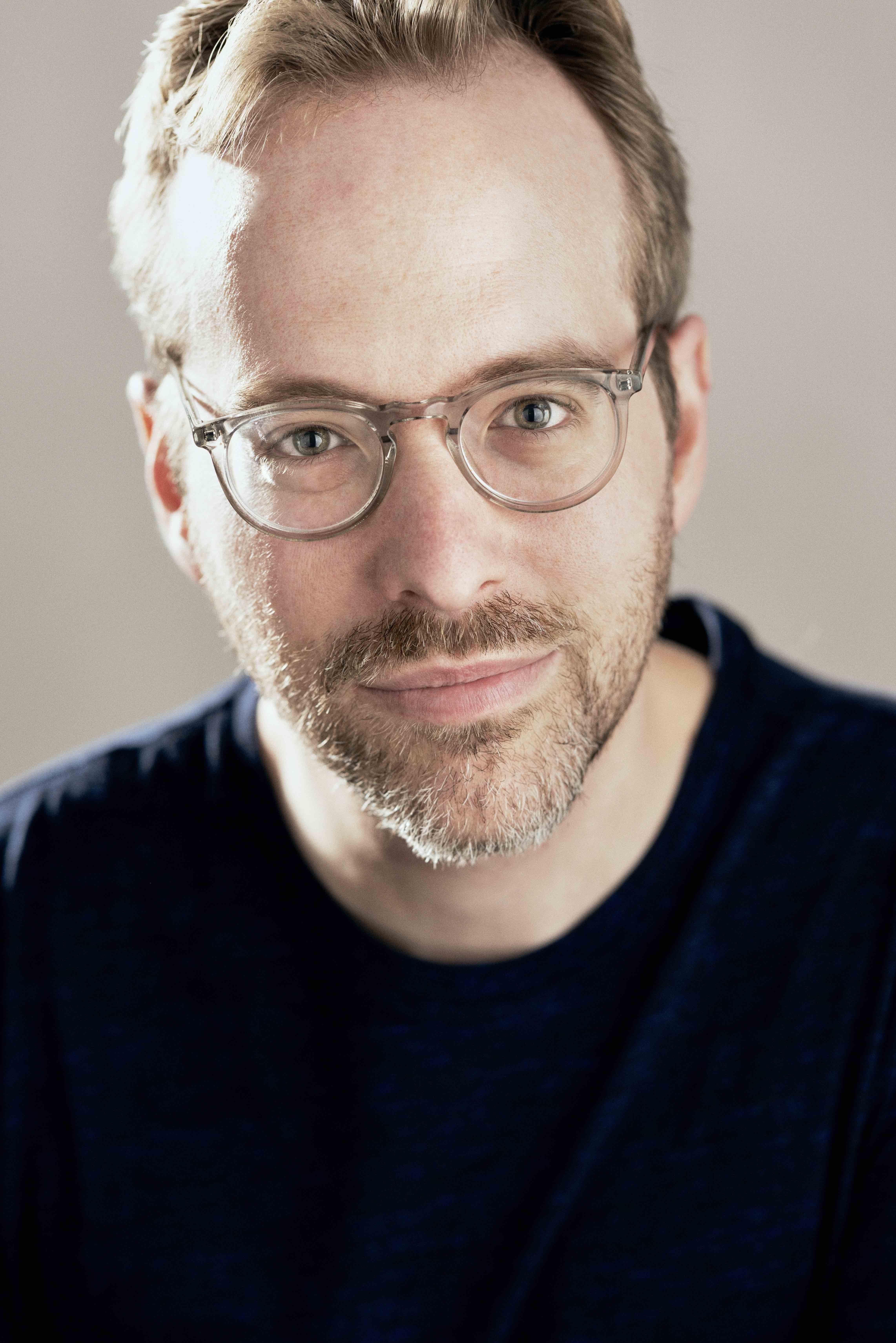 actor Ian Lowe large photo