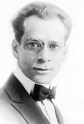 actor Oliver Wallace large photo