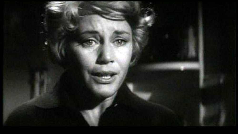 actor Marie Devereux large photo