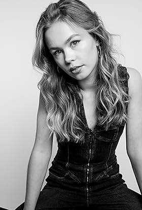 actor Amalie Sporsheim large photo