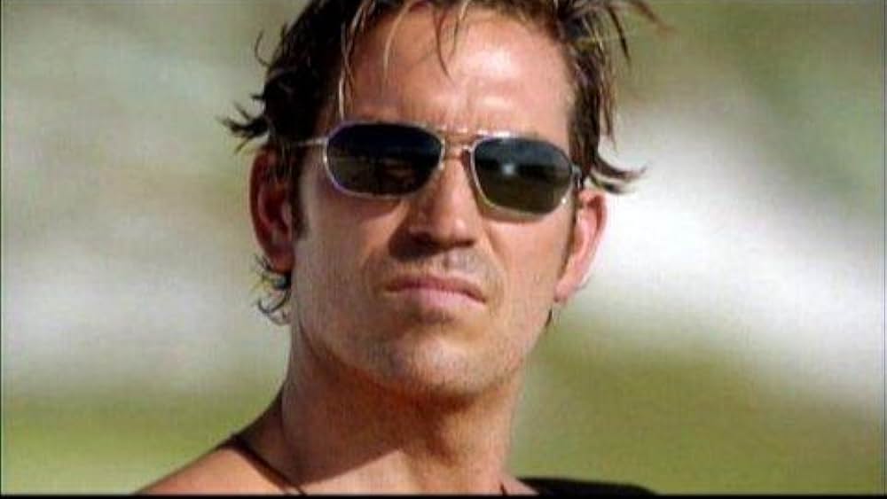 actor Everett De Roche large photo