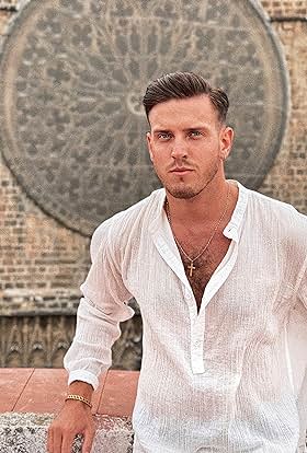 actor Ash Baggott large photo