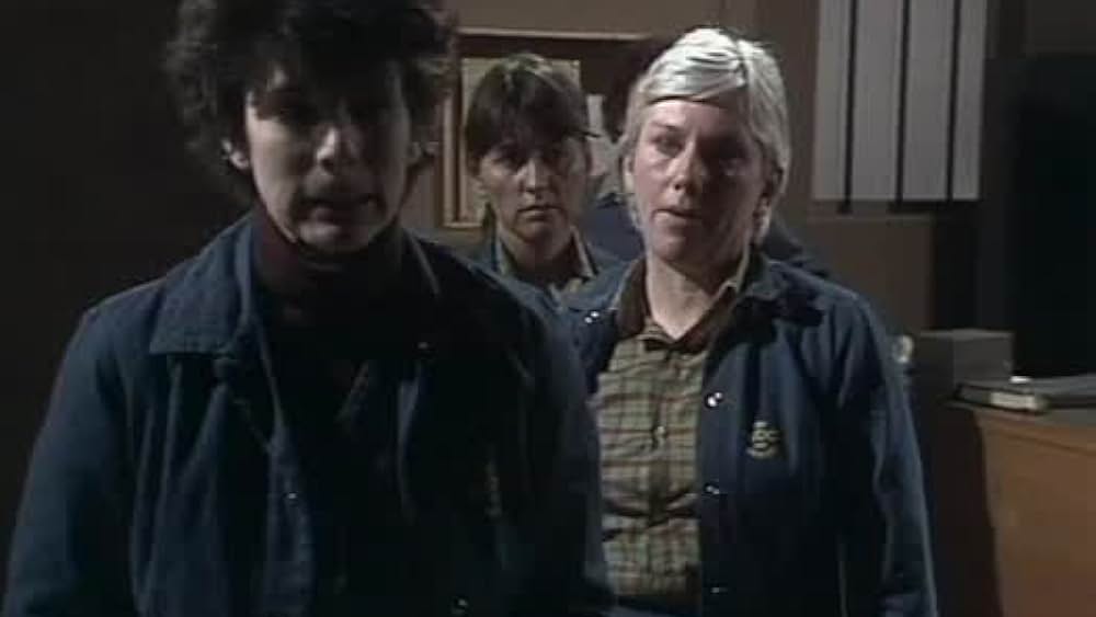 actor Belinda Davey large photo