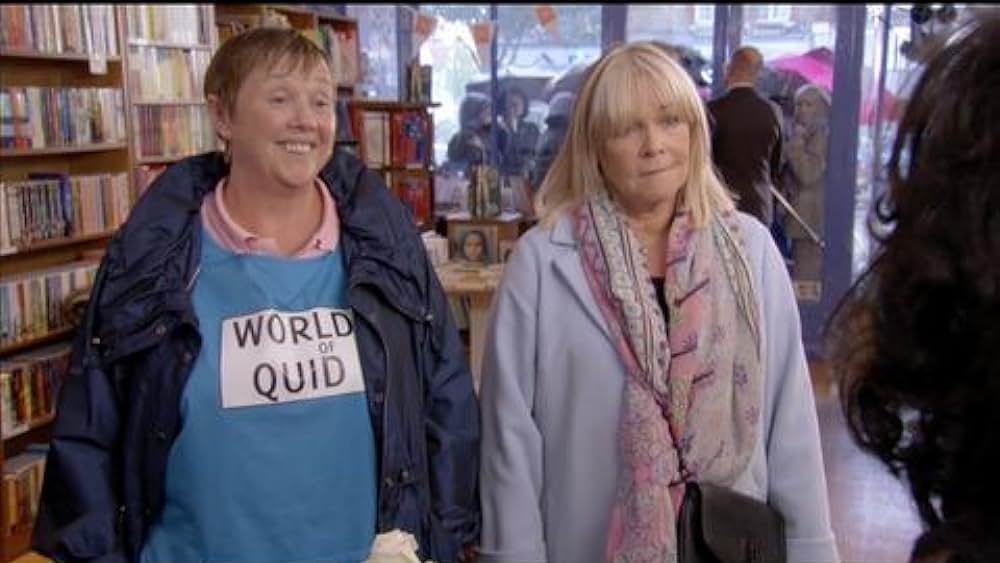 actor Linda Robson large photo