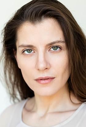 actor Lily Anthonissen large photo