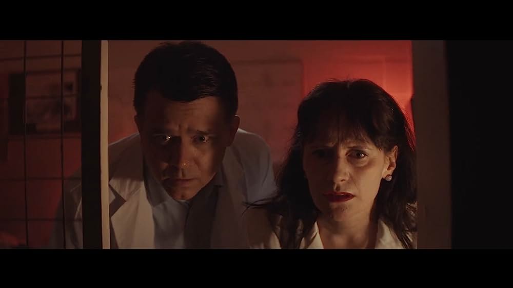 actor Chelsea Greenwood large photo