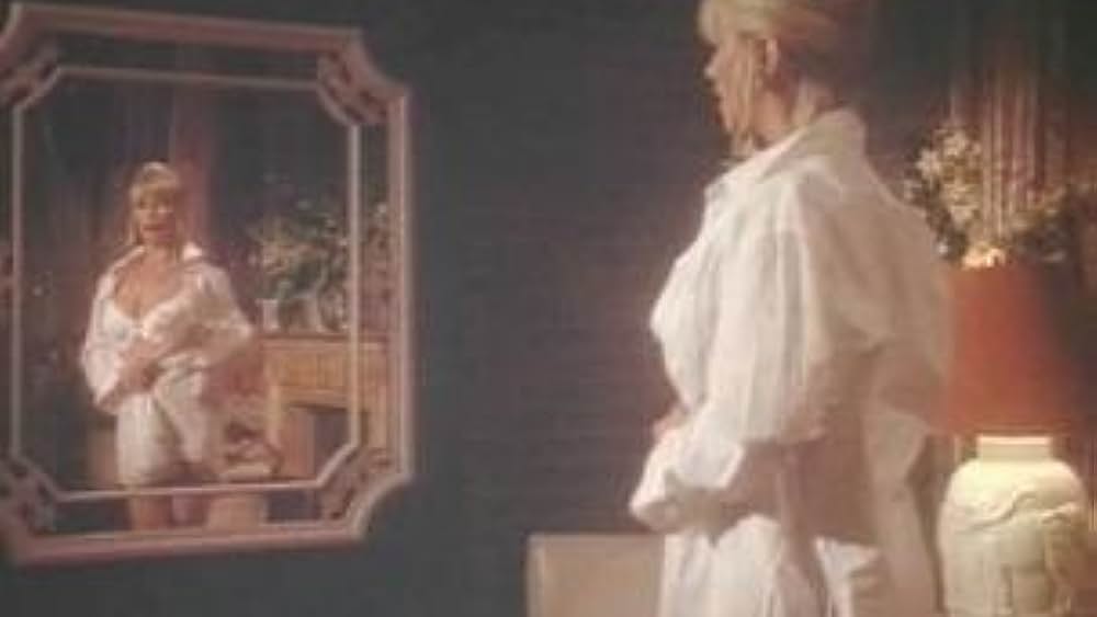 actor Julia Parton large photo