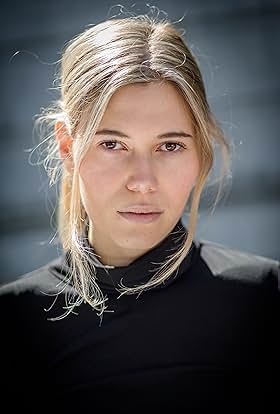 actor Bella Glanville large photo