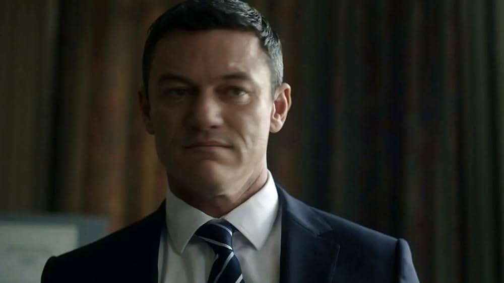 actor Caroline Berry large photo