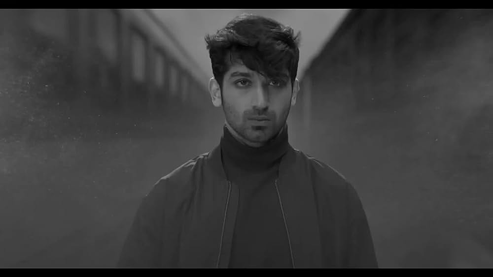 actor Meenaakshi Chaudhary large photo