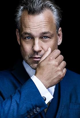 actor Henrik Schyffert large photo