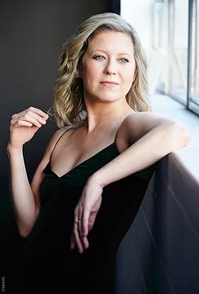 actor Nicole Underhay large photo