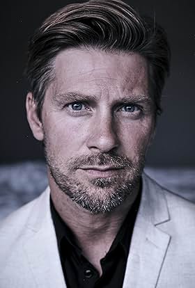 actor Linus Wahlgren large photo